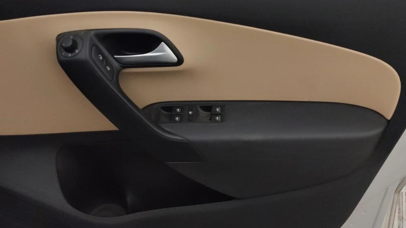 2017 Volkswagen Ameo HIGHLINE PLUS 1.5L AT 16 ALLOY, Diesel, Automatic, 1,41,466 km, Driver Side Door Panels Control