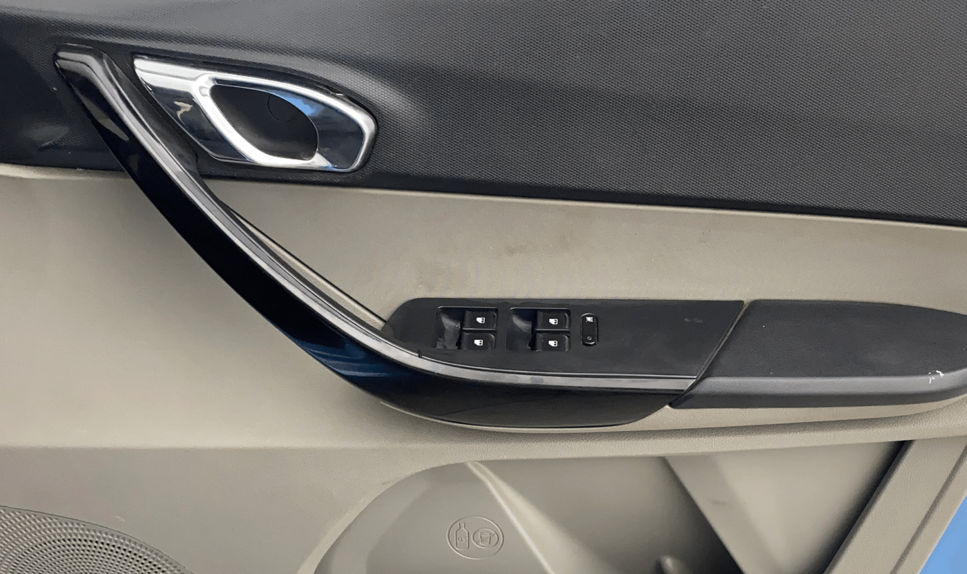2016 Tata Tiago XZ PETROL, Petrol, Manual, 65,245 km, Driver Side Door Panels Control