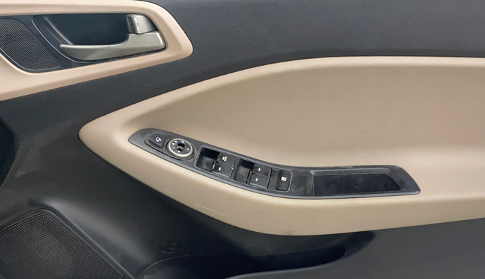 2017 Hyundai Elite i20 ASTA 1.4 CRDI (O), Diesel, Manual, 1,19,710 km, Driver Side Door Panels Control