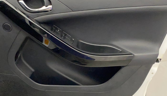 2023 Tata NEXON FEARLESS + SUNROOF DUAL TONE 1.2 PETROL, Petrol, Manual, 271 km, Driver Side Door Panels Control