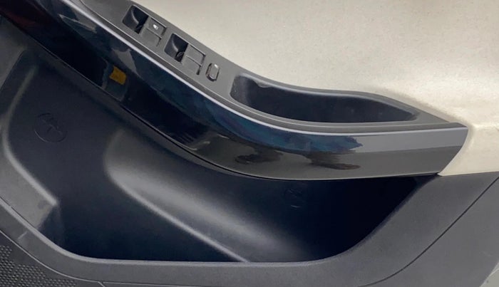 2025 Tata Curvv Creative 1.2 Petrol 7DCA, CNG, Automatic, 19,564 km, Driver Side Door Panels Control