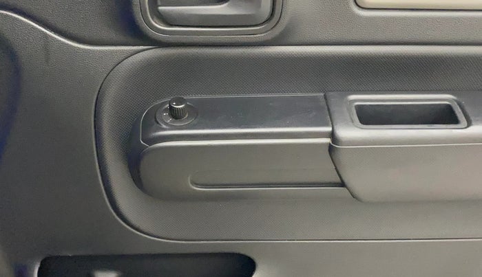 2023 Mahindra Thar LX HARD TOP 4WD MT, Diesel, Manual, 36,893 km, Driver Side Door Panels Control