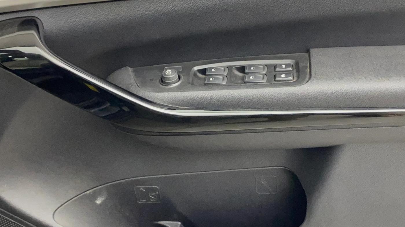 2024 Mahindra XUV700 AX 5 P AT 5 STR, Petrol, Automatic, 49,731 km, Driver Side Door Panels Control
