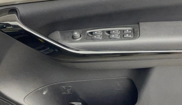 2024 Mahindra XUV700 AX 5 P AT 5 STR, Petrol, Automatic, 49,602 km, Driver Side Door Panels Control