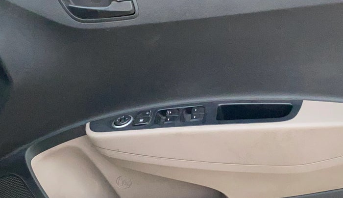 2016 Hyundai Grand i10 MAGNA 1.2 KAPPA VTVT, Petrol, Manual, 1,32,973 km, Driver Side Door Panels Control