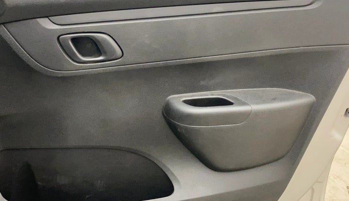 2017 Renault Kwid RXT 1.0 AMT, Petrol, Automatic, 53,992 km, Driver Side Door Panels Control