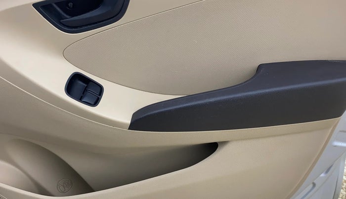 2016 Hyundai Eon ERA +, Petrol, Manual, 65,616 km, Driver Side Door Panels Control