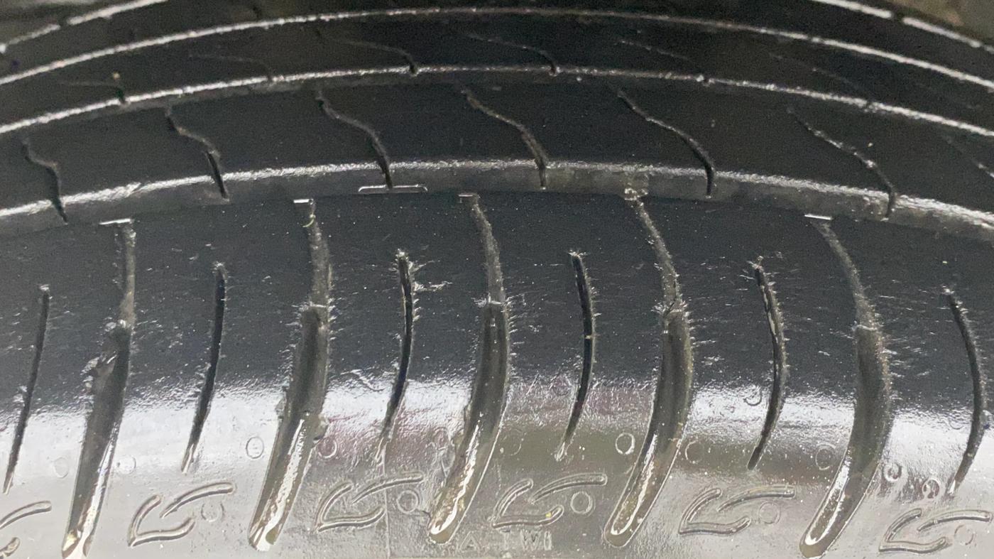 2020 Maruti Vitara Brezza LXI, Petrol, Manual, 41,402 km, Left Front Tyre Tread