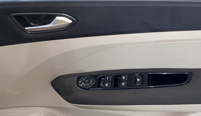 2020 Renault TRIBER RXZ, Petrol, Manual, 42,900 km, Driver Side Door Panels Control