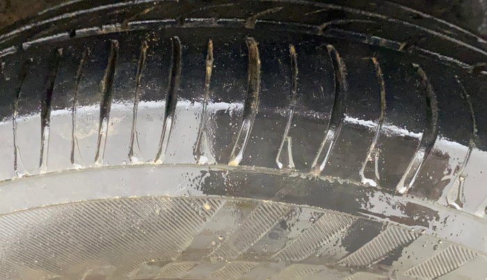 2018 Mahindra KUV 100 NXT K2 P 6 STR, Petrol, Manual, 33,543 km, Right Front Tyre Tread