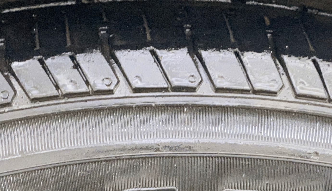 2015 Maruti Ritz VXI, CNG, Manual, 61,844 km, Right Front Tyre Tread