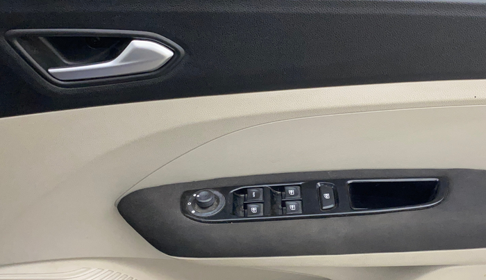 2020 Renault TRIBER RXZ, Petrol, Manual, 31,202 km, Driver Side Door Panels Control