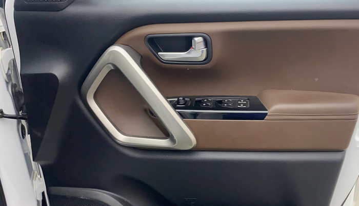 2023 Mahindra SCORPIO-N Z8 L PETROL AT 7 STR, Petrol, Automatic, 20,841 km, Driver Side Door Panels Control