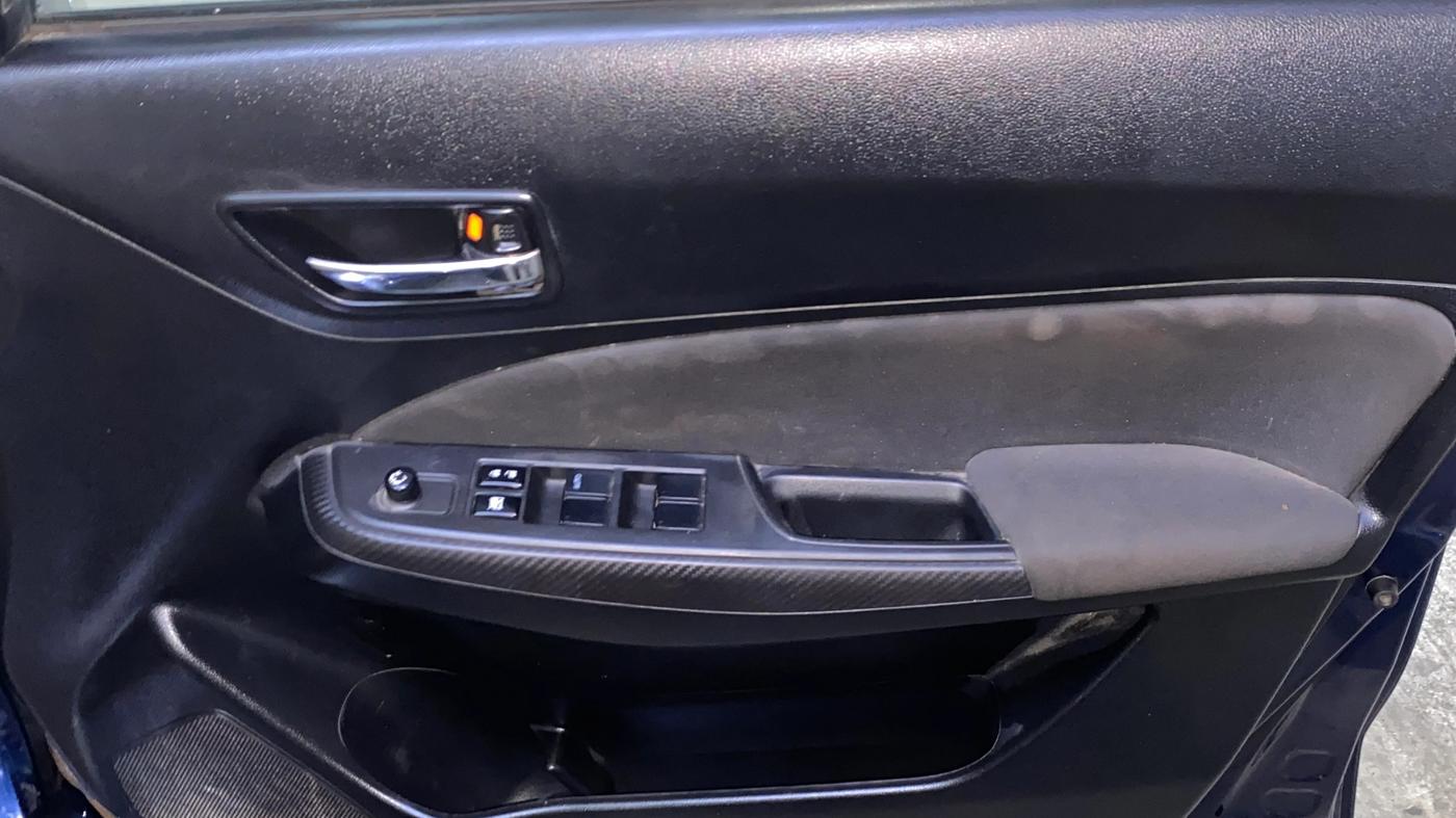 2024 Maruti Swift VXI, Petrol, Manual, 17,471 km, Driver Side Door Panels Control