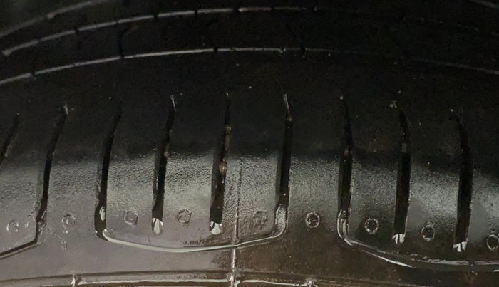 2017 Volkswagen Polo HIGHLINE1.2L, Petrol, Manual, 1,03,836 km, Right Rear Tyre Tread