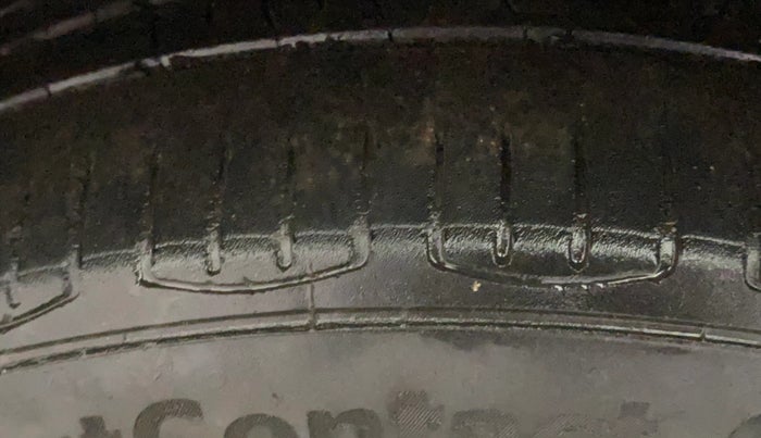 2017 Volkswagen Polo HIGHLINE1.2L, Petrol, Manual, 1,03,836 km, Left Front Tyre Tread