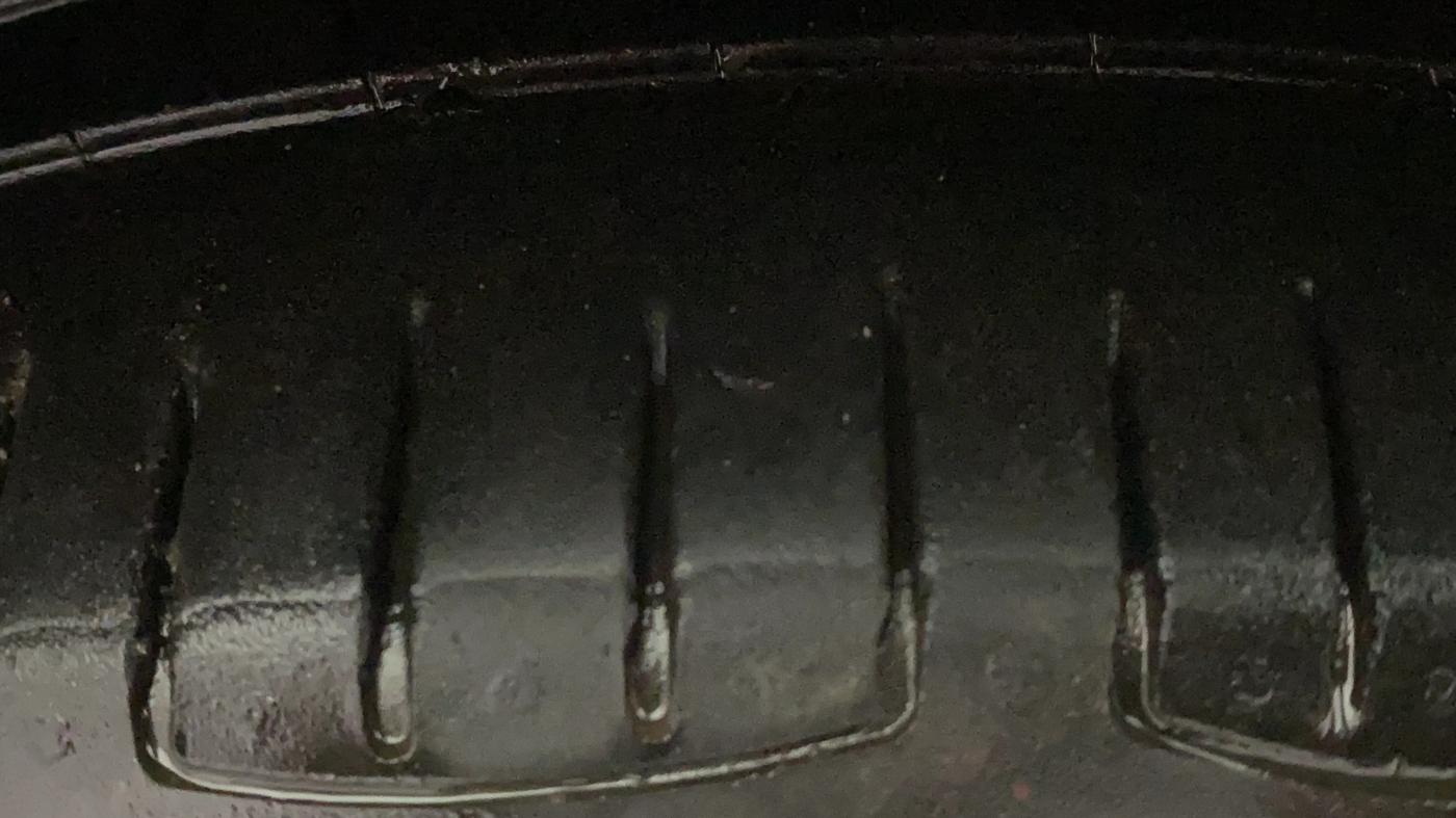 2017 Volkswagen Polo HIGHLINE1.2L, Petrol, Manual, 1,03,836 km, Right Front Tyre Tread