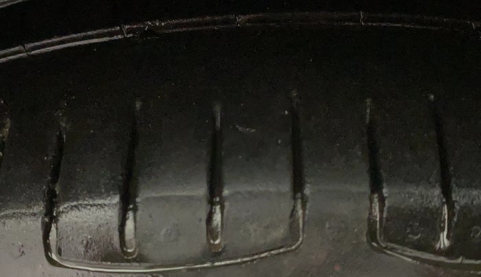 2017 Volkswagen Polo HIGHLINE1.2L, Petrol, Manual, 1,03,836 km, Right Front Tyre Tread