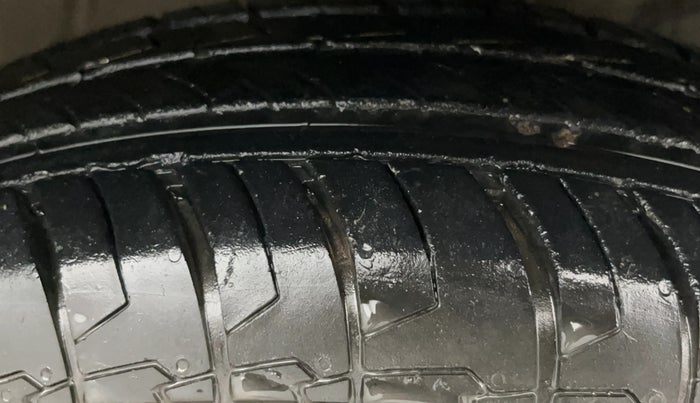 2023 Maruti Swift LXI, Petrol, Manual, 10,834 km, Right Front Tyre Tread