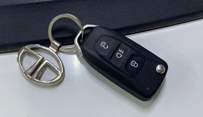 2024 Tata Tiago XTA PETROL, Petrol, Automatic, 10,806 km, Key Close Up