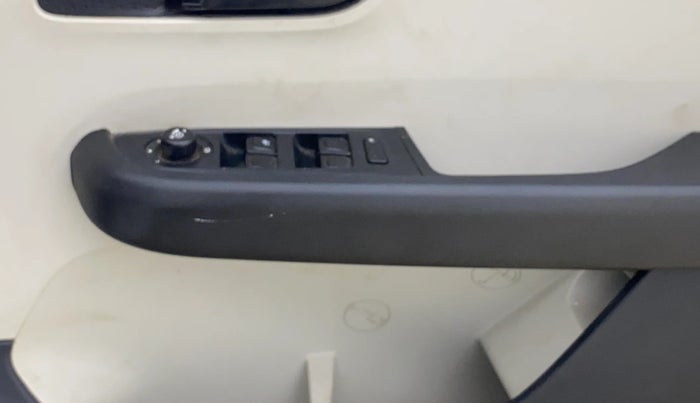 2022 Tata ALTROZ XM PLUS PETROL, Petrol, Manual, 52,809 km, Driver Side Door Panels Control