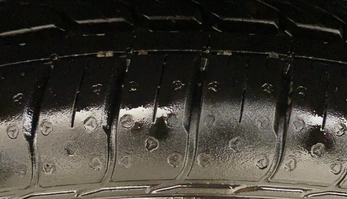 2021 Renault Kwid RXT 1.0 AMT (O), Petrol, Automatic, 43,858 km, Right Rear Tyre Tread