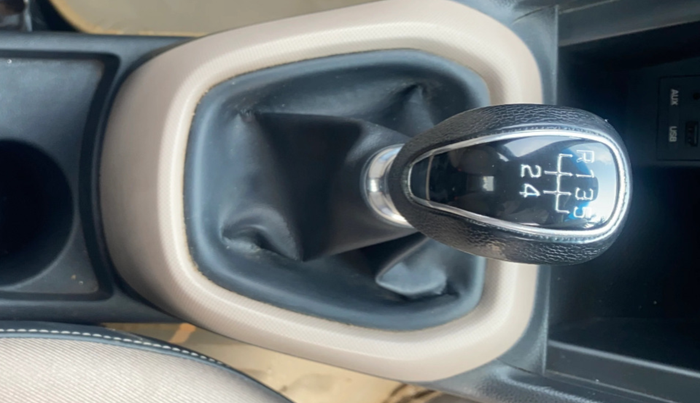 2014 Hyundai Xcent S 1.1 CRDI (O), Diesel, Manual, 1,08,453 km, Gear Lever