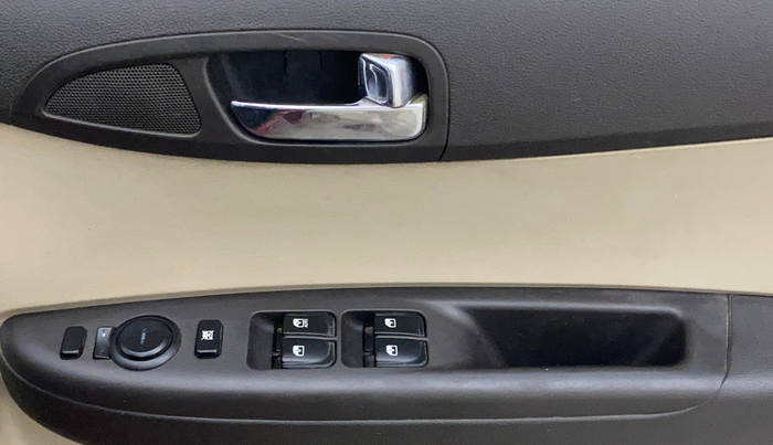 2014 Hyundai Elite i20 ASTA 1.4 CRDI, Diesel, Manual, 82,930 km, Driver Side Door Panels Control