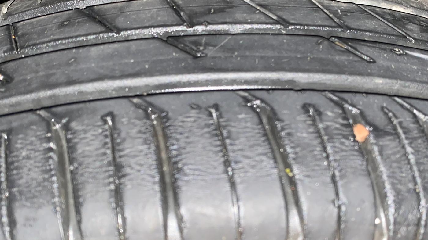 2022 Tata PUNCH ACCOMPLISHED AMT, Petrol, Automatic, 13,104 km, Right Front Tyre Tread