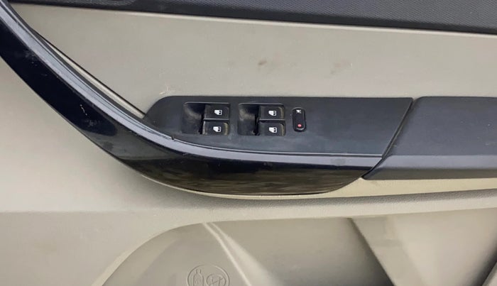 2017 Tata Tiago XT PETROL, Petrol, Manual, 1,05,773 km, Driver Side Door Panels Control