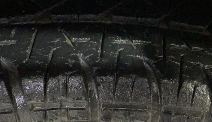 2015 Maruti Swift VXI, Petrol, Manual, 49,667 km, Right Front Tyre Tread