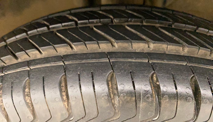 2016 Maruti OMNI E STD, Petrol, Manual, 32,223 km, Left Front Tyre Tread