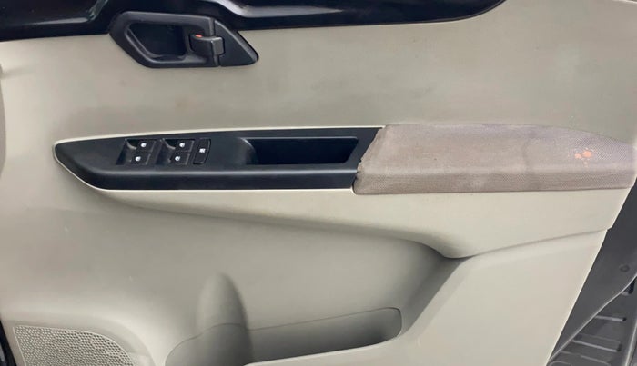 2016 Mahindra Kuv100 K8 6 STR, Petrol, Manual, 32,042 km, Driver Side Door Panels Control