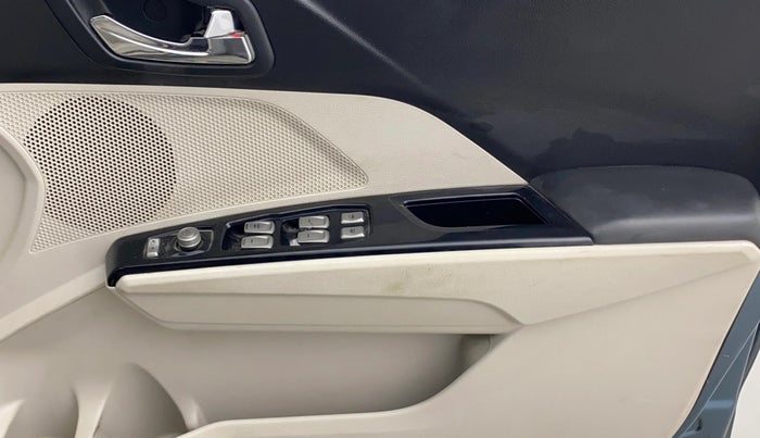 2019 Mahindra XUV300 W8 (O) 1.5 DIESEL, Diesel, Manual, 81,202 km, Driver Side Door Panels Control