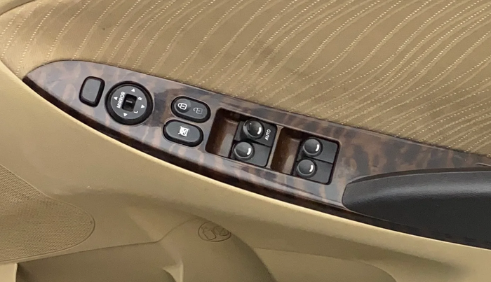 2015 Hyundai Verna FLUIDIC 4S 1.6 VTVT S(O), Petrol, Manual, 52,154 km, Driver Side Door Panels Control