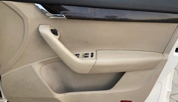 2017 Skoda Octavia STYLE PLUS AT 1.8 TSI, Petrol, Automatic, 49,876 km, Driver Side Door Panels Control