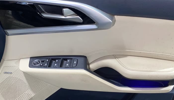 2023 KIA CARENS LUXURY PLUS 1.5 IMT PETROL, Petrol, Manual, 28,643 km, Driver Side Door Panels Control