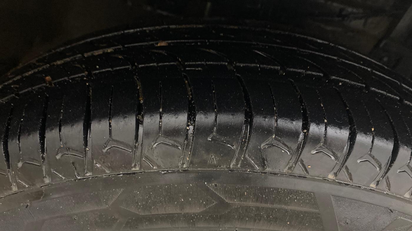 2015 Maruti Swift Dzire VDI, Diesel, Manual, 1,04,191 km, Right Front Tyre Tread