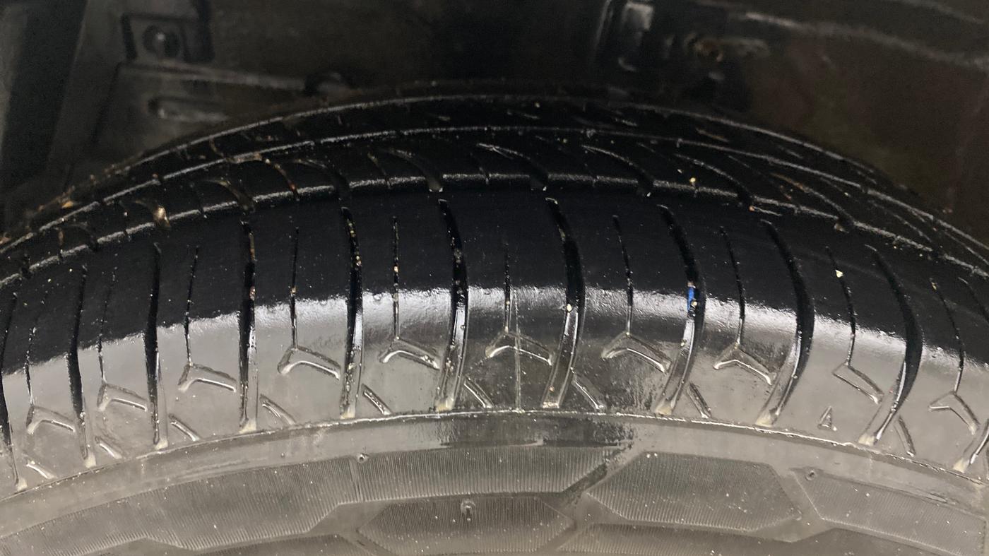 2015 Maruti Swift Dzire VDI, Diesel, Manual, 1,04,191 km, Left Front Tyre Tread