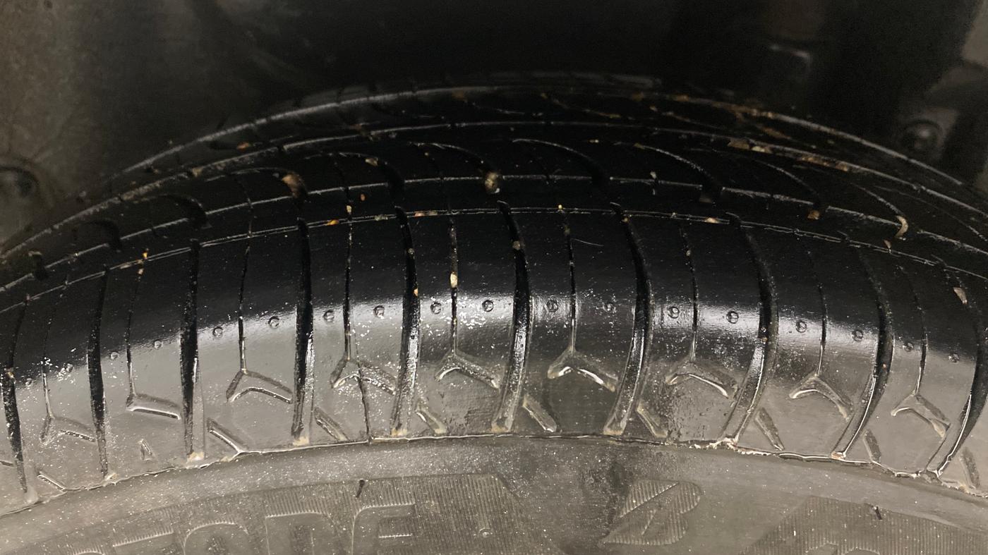 2015 Maruti Swift Dzire VDI, Diesel, Manual, 1,04,191 km, Left Rear Tyre Tread