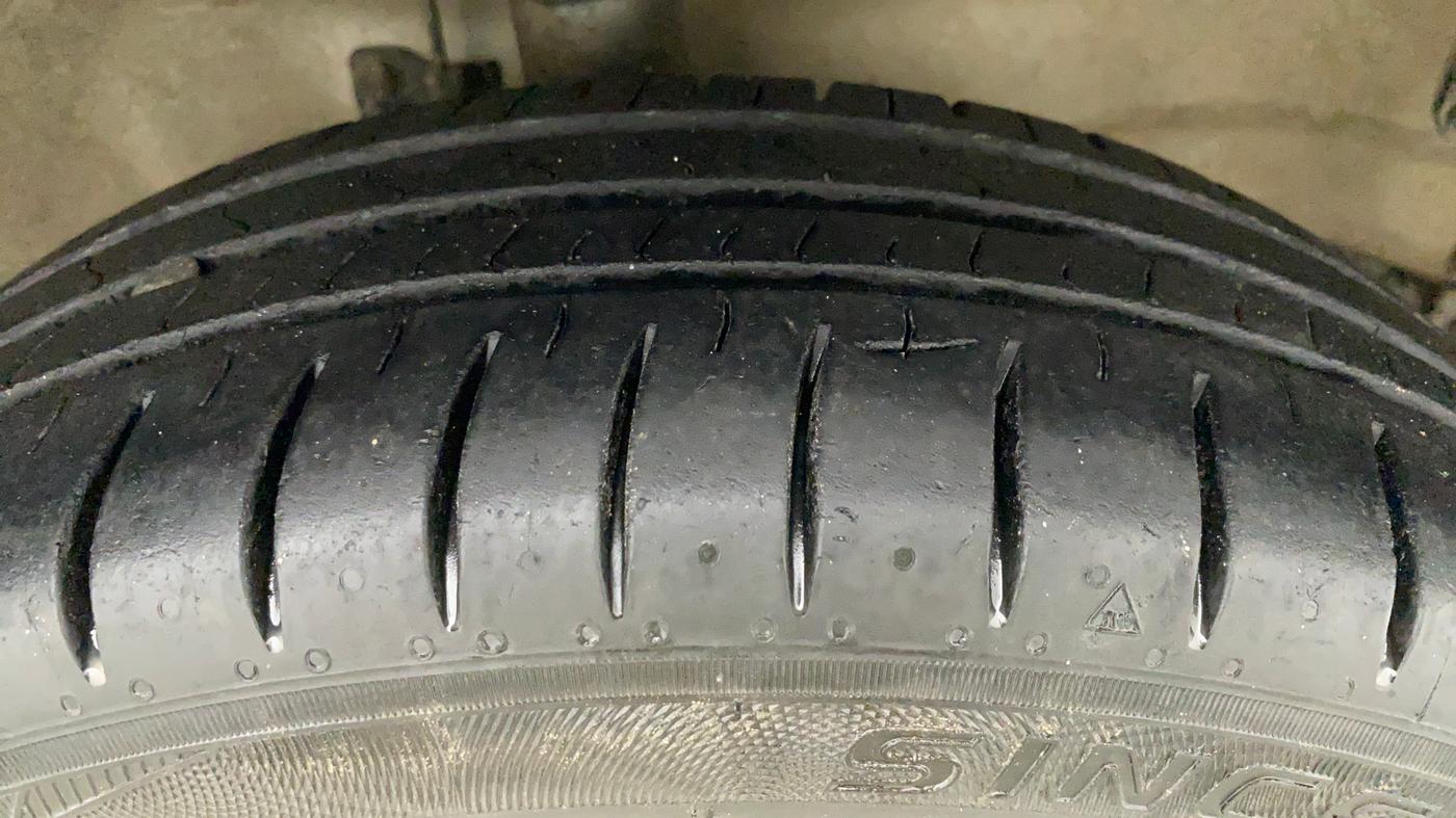 2016 Maruti Wagon R 1.0 VXI AMT, Petrol, Automatic, 40,417 km, Right Front Tyre Tread