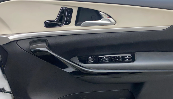 2023 Mahindra XUV700 AX 7 D AT AWD 7 STR, Diesel, Automatic, 94,253 km, Driver Side Door Panels Control