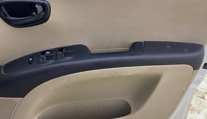 2013 Hyundai i10 MAGNA 1.1, CNG, Manual, 77,830 km, Driver Side Door Panels Control