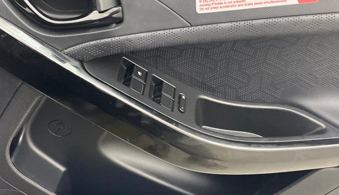 2022 Tata NEXON XZA PLUS (PREMIUM) PETROL DARK EDITION, Petrol, Automatic, 67,427 km, Driver Side Door Panels Control