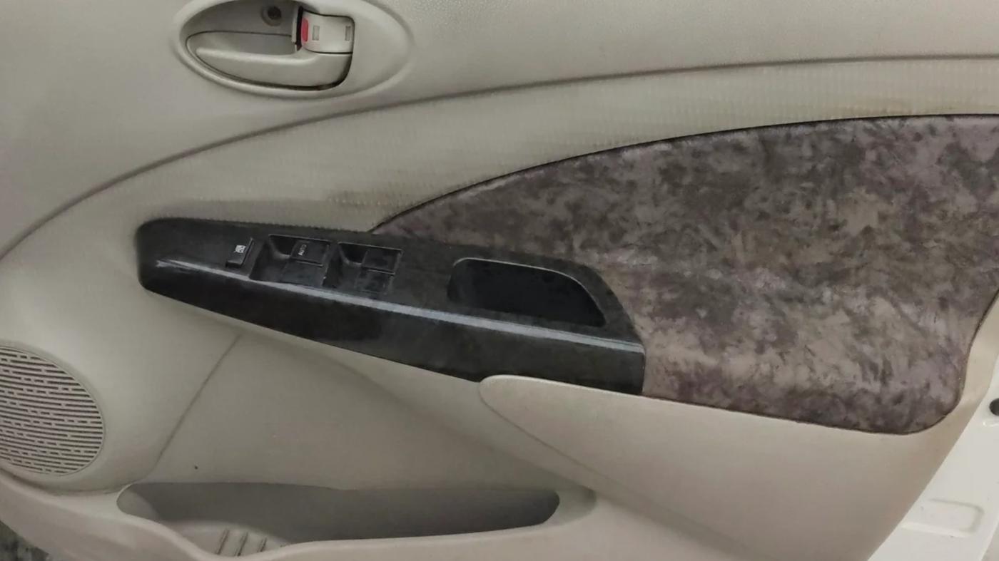 2015 Toyota Etios VX, CNG, Manual, 1,10,885 km, Driver Side Door Panels Control