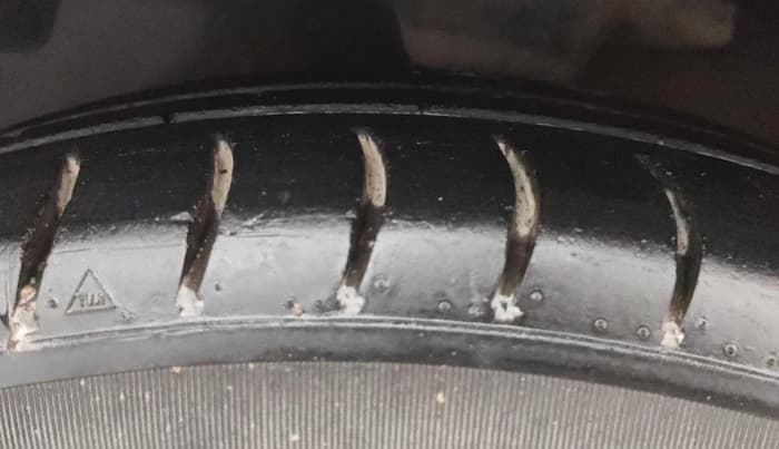 2016 Hyundai Eon MAGNA +, Petrol, Manual, 84,098 km, Left Front Tyre Tread