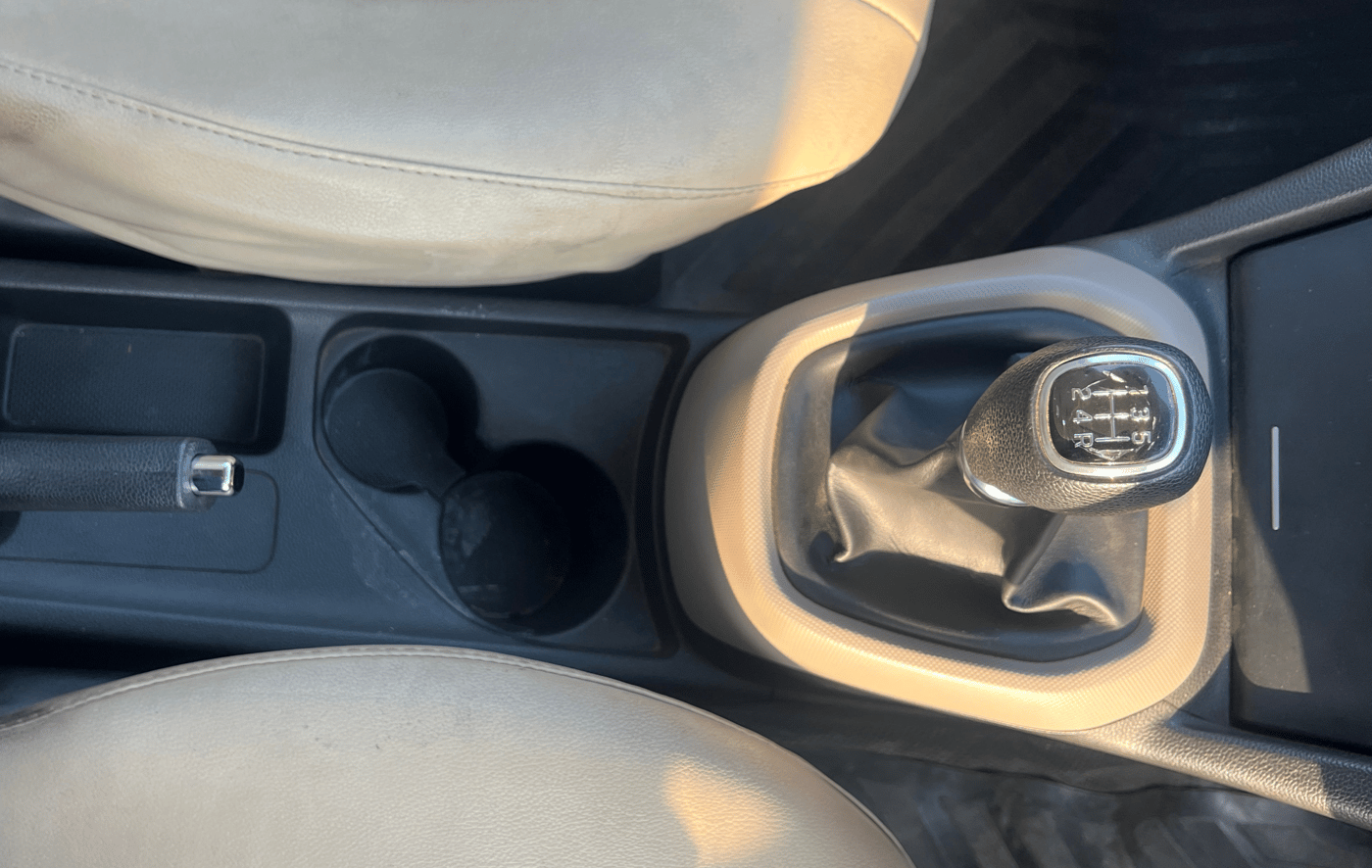 2015 Hyundai Xcent S (O) 1.2, Petrol, Manual, 27,993 km, Gear Lever