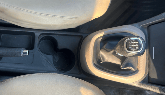 2015 Hyundai Xcent S (O) 1.2, Petrol, Manual, 27,993 km, Gear Lever