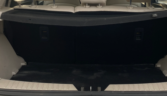 2020 Mahindra XUV300 W8 (O) 1.2 PETROL, Petrol, Manual, 56,520 km, Boot Inside