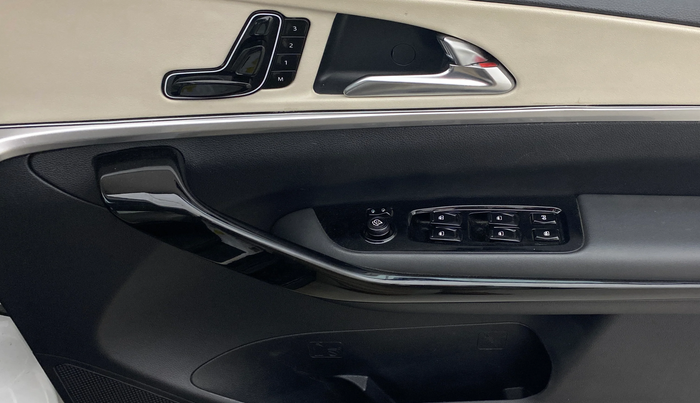 2022 Mahindra XUV700 AX 7 P AT 7 STR, Petrol, Automatic, 18,173 km, Driver Side Door Panels Control